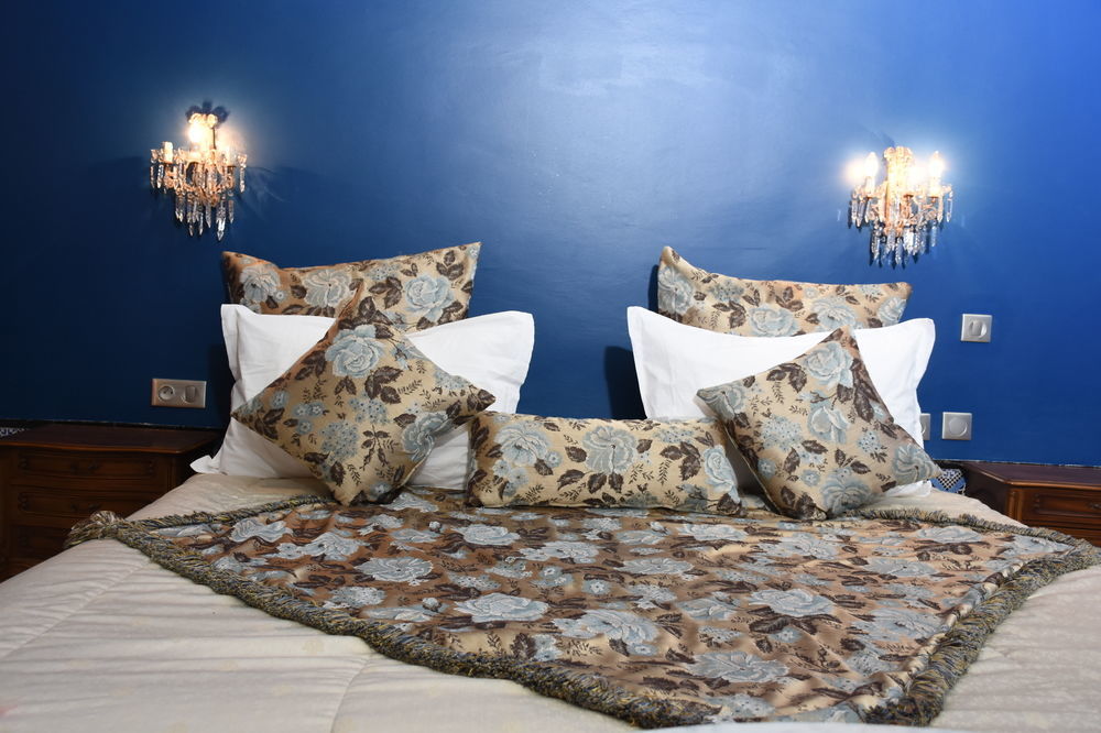 Palais Bayram Otel Tunus Dış mekan fotoğraf A bed with cushions