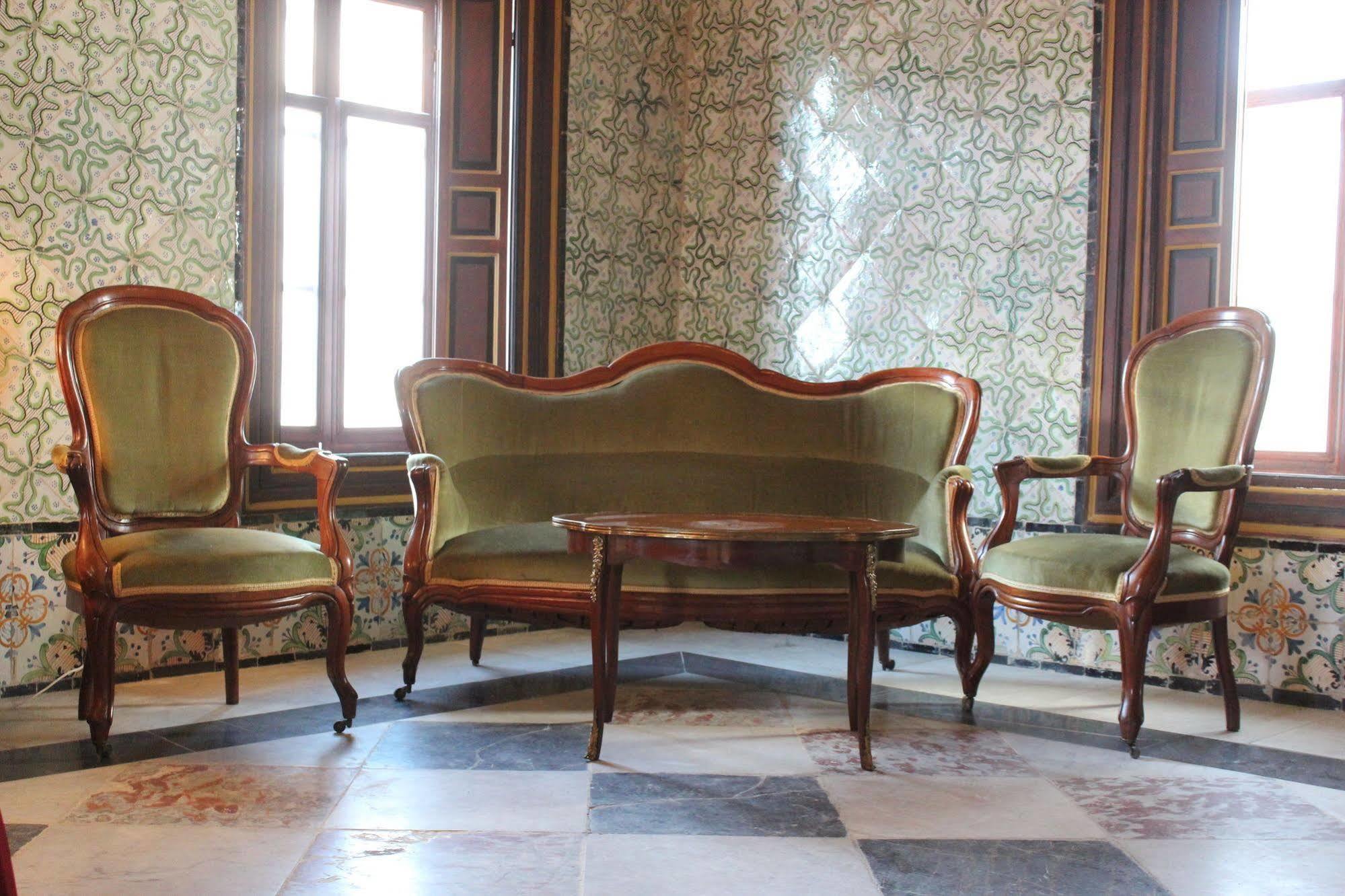 Palais Bayram Otel Tunus Dış mekan fotoğraf Furniture in the palace