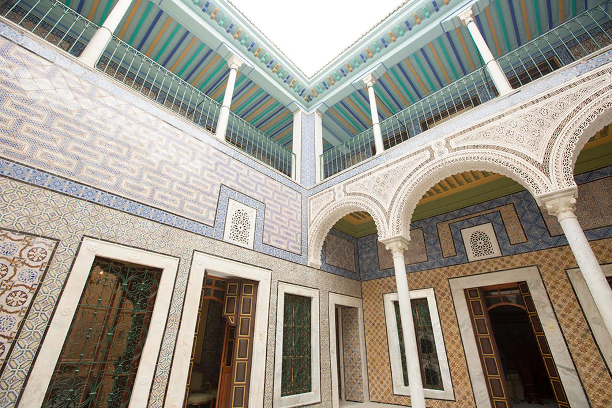 Palais Bayram Otel Tunus Dış mekan fotoğraf The courtyard of the Dar Ben Abdallah